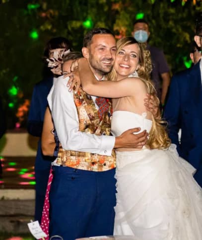Pareja feliz en la finca
