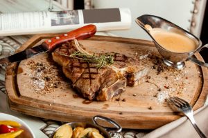 comida en restaurante en miraflores de la sierra