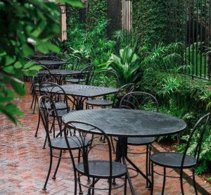 mesas y sillas de hierro en Restaurante en Miraflores de la Sierra