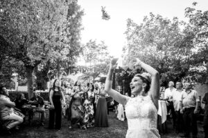 novia tirando el ramo en bodas al aire libre en madrid